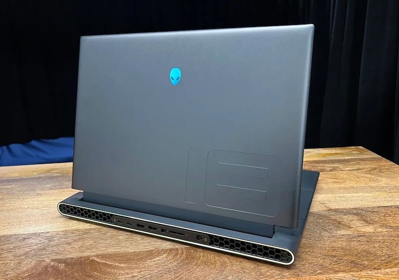 Alienware m18 R2 Review lid