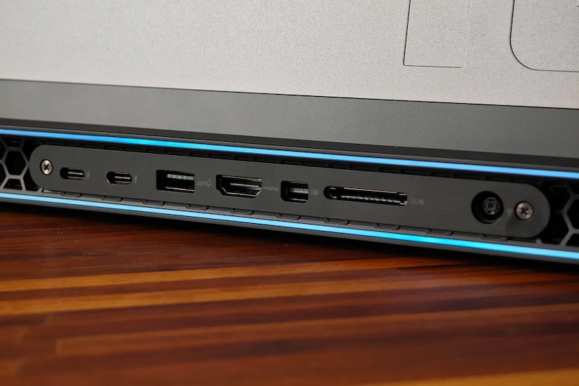 Alienware m18 R2 Review ports